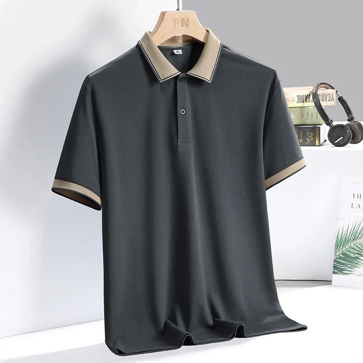 Polo uomo manica corta con vestibilità sartoriale e profili a contrasto, per un look raffinato.