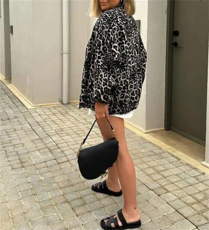 Giacca bomber leopardata donna, un capo di moda femminile versatile, per autunno e primavera.