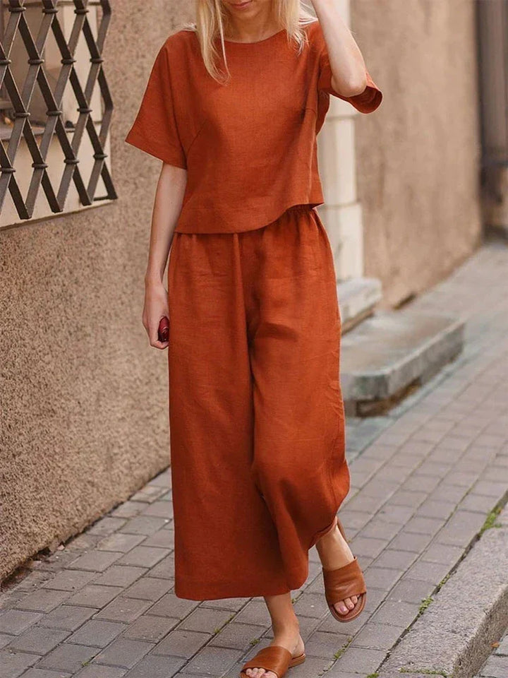 Completo estivo donna due pezzi: maglietta girocollo e pantaloni larga, ideale per un look casual comodo e alla moda.