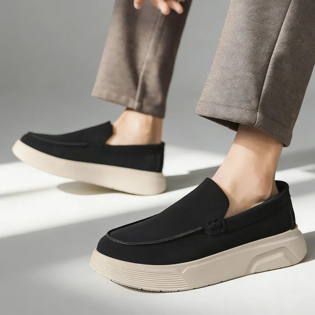 Mocassini uomo slip-on beige, perfetti per comfort ortopedico. Suola ammortizzata per benessere e stile casual.