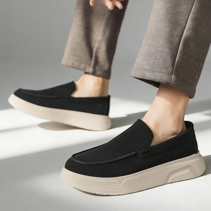 Mocassini uomo slip-on beige, perfetti per comfort ortopedico. Suola ammortizzata per benessere e stile casual.