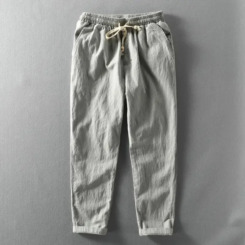 Pantaloni in lino uomo, colore chiaro, leggeri e pratici per un outfit estivo casual o formale.