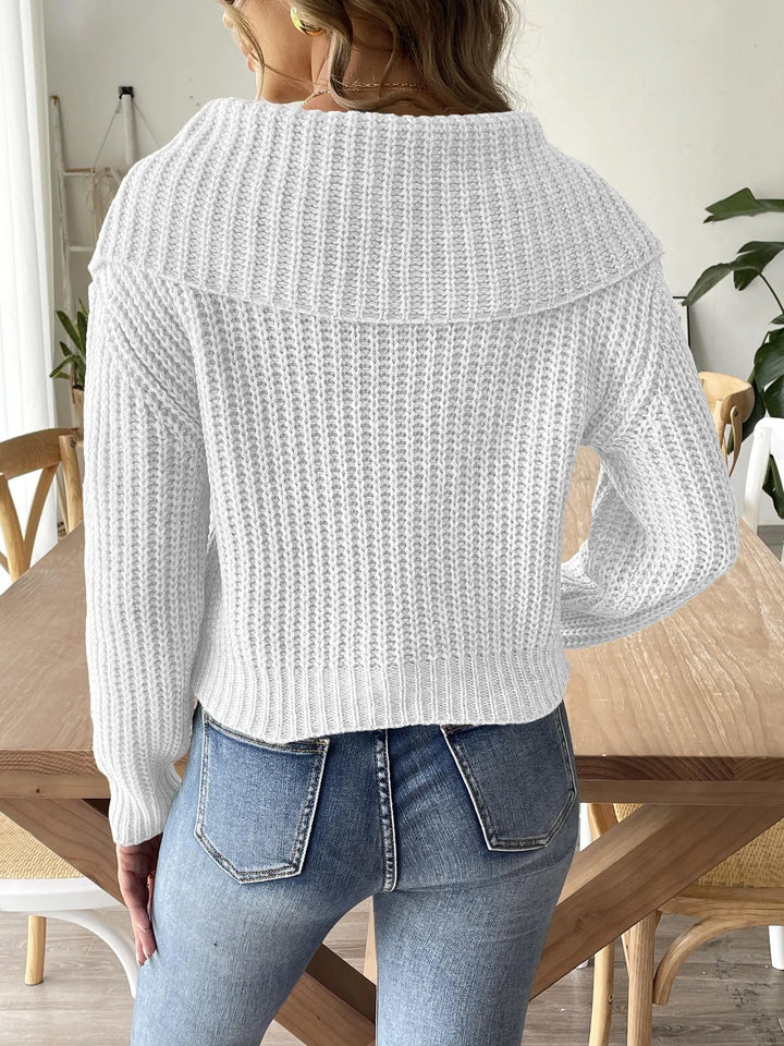 Maglieria donna elegante e aderente, con collo a margherita, un maglione essenziale per l'abbigliamento autunno.