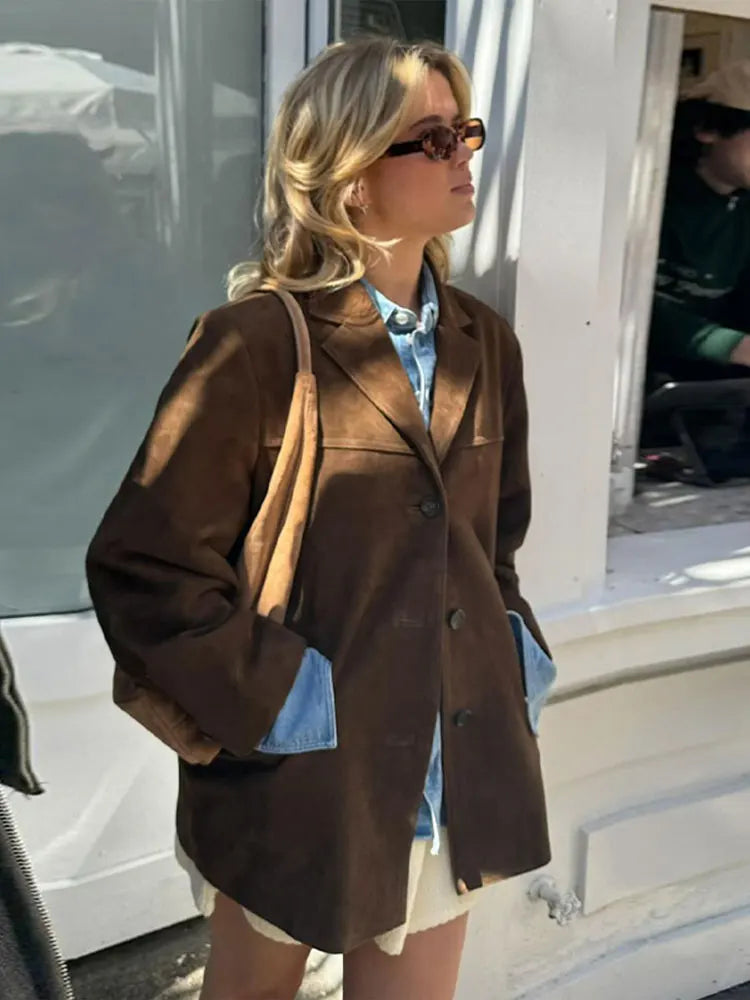 Elegante giacca marrone classica da donna. Tessuto confortevole, maniche lunghe, ideale per un look raffinato autunnale.