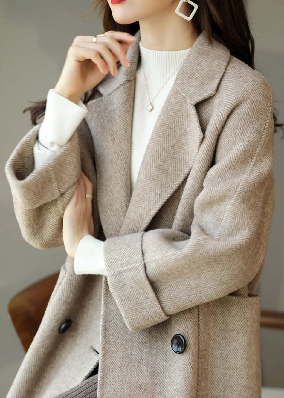Elegante cappotto donna doppiopetto nero, perfetto per l'inverno, con colletto a rever e tasche laterali.