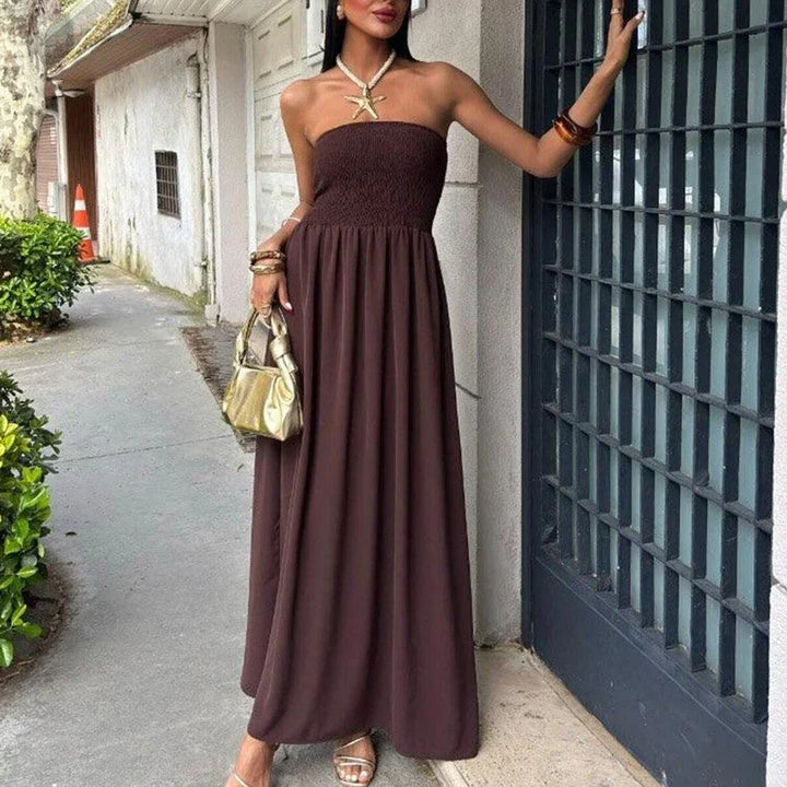 Abito lungo estivo da donna, versatile senza spalline, ideale per look casual chic o eleganti serate.