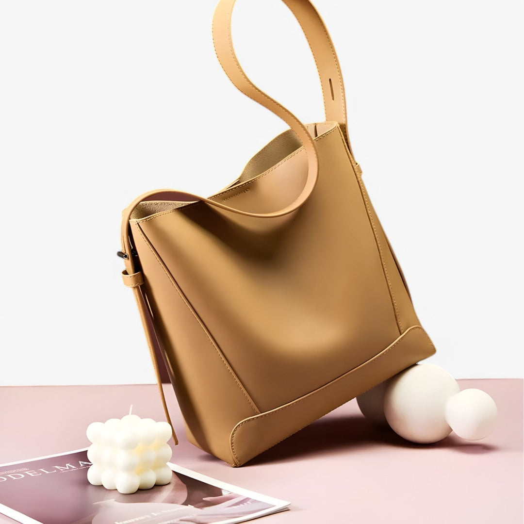 Elegante borsa grande marrone da donna, accessorio di stile per ogni outfit quotidiano.