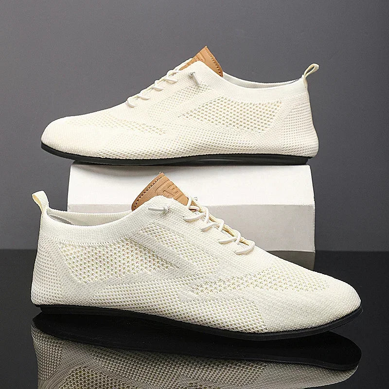 Sneakers uomo casual con lacci, perfette per un look versatile. Calzature leggere e comode, ideali per viaggio.