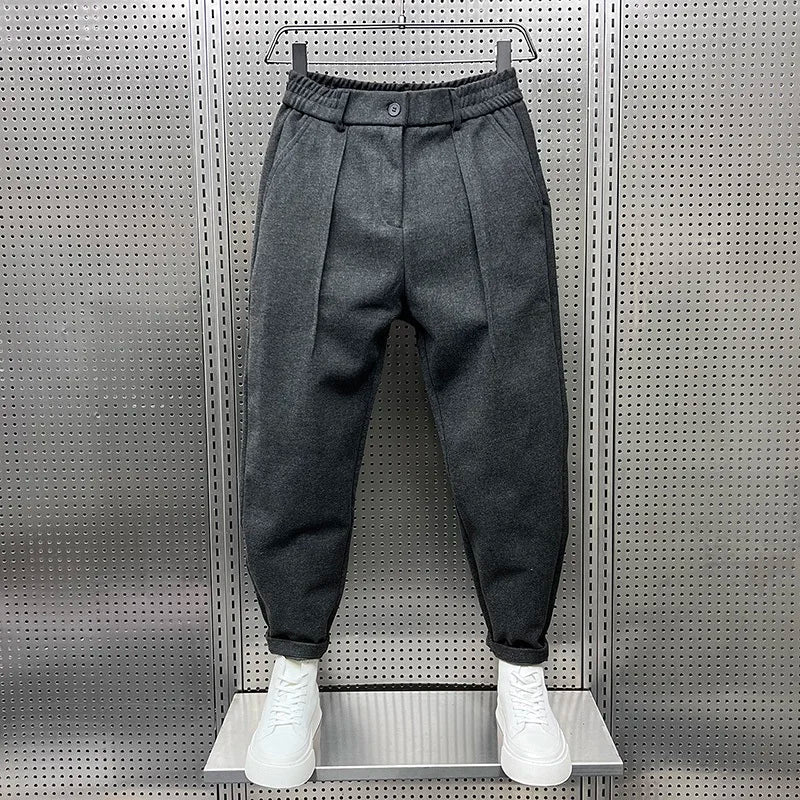 Pantaloni uomo slim fit marroni, un capo moda versatile per creare outfit formali e casual.