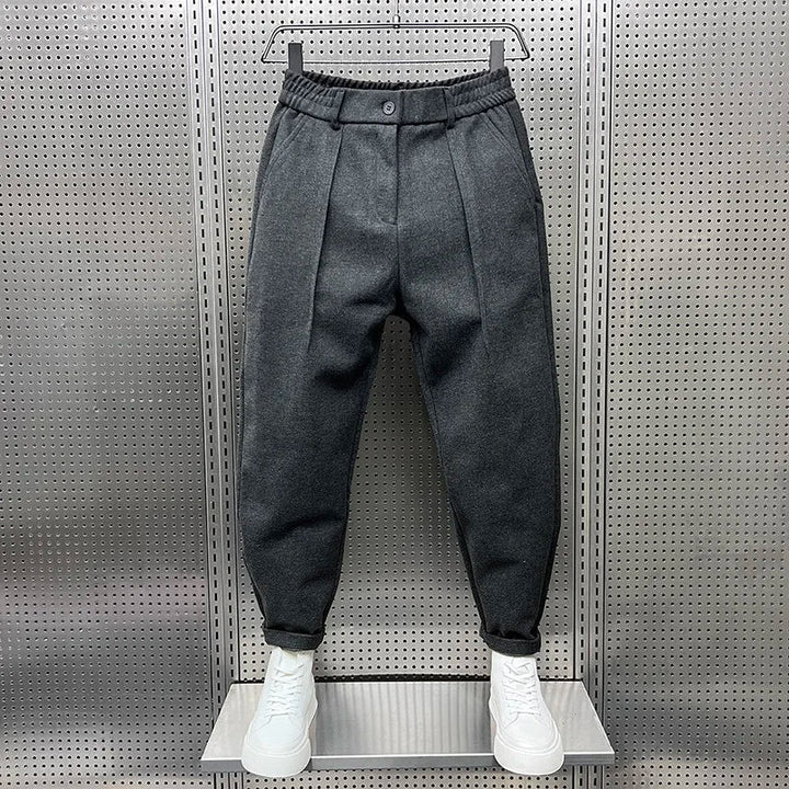 Pantaloni uomo slim fit marroni, un capo moda versatile per creare outfit formali e casual.