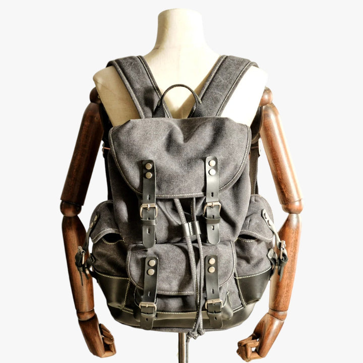 Dettaglio tasca esterna dello zaino da trekking uomo multitasche, praticità per l'avventura.
