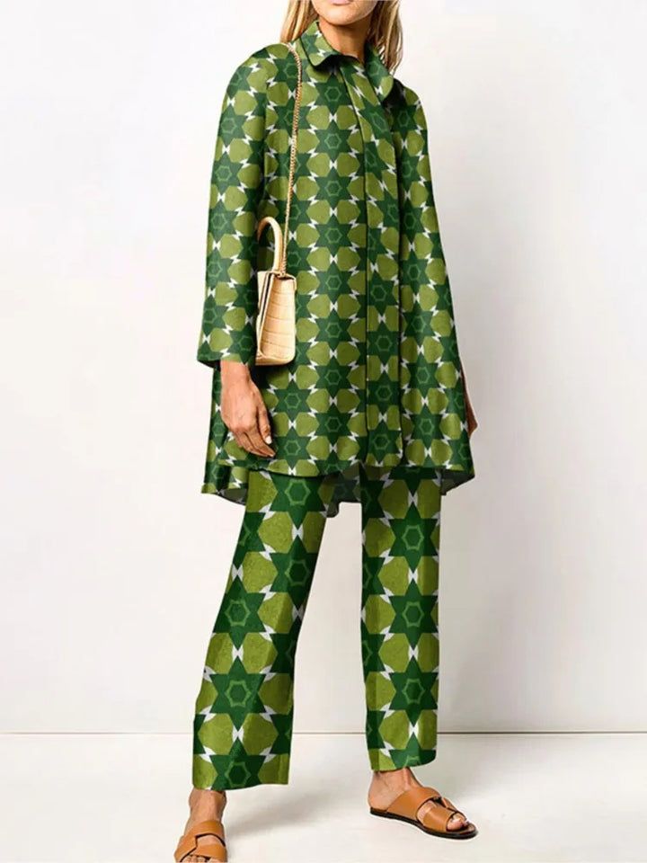 Set donna coordinato vintage: camicetta con maniche ampie e pantaloni eleganti a vita alta. Moda retrò.