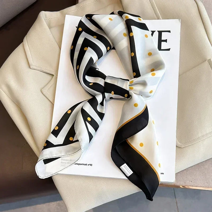 Foulard donna chic, raso morbido, stampa raffinata, accessorio versatile.
