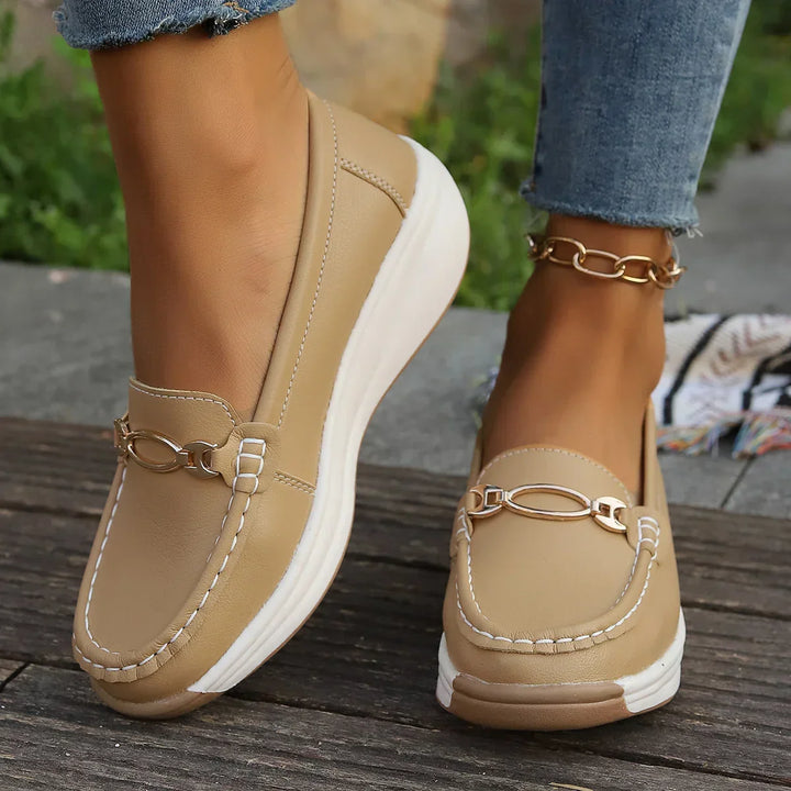 Mocassini donna beige con plateau e dettaglio dorato. Scarpe slip-on per ufficio, eleganti e comode per outfit quotidiani.