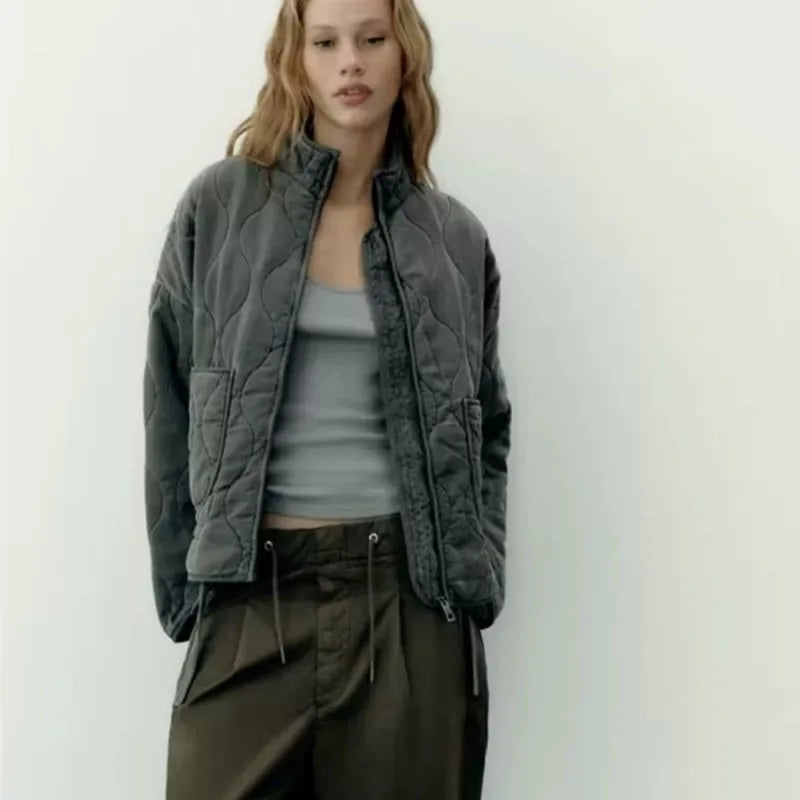 Piumino donna casual ed elegante, ideale come capospalla versatile per la moda di tutti i giorni.