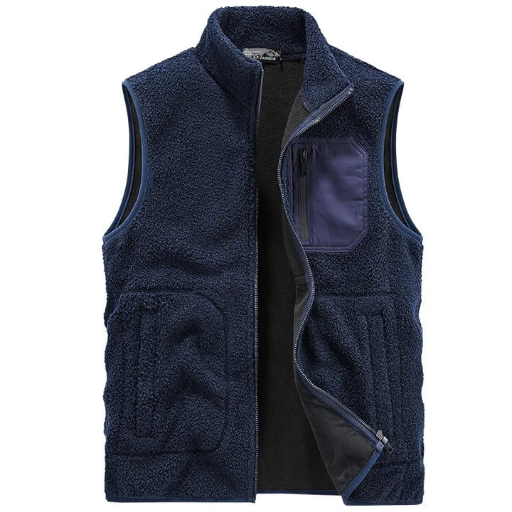 Gilet uomo autunnale con texture, tasca utility e design versatile per un look elegante o casual.