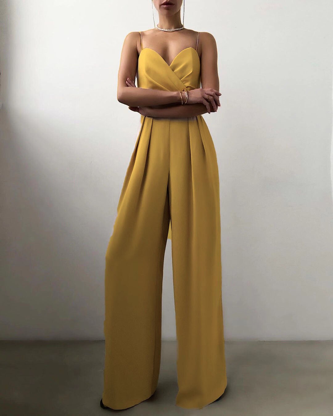 Monopezzo tuta intera donna casual chic estiva. Spalline sottili e scollo a V per un look fresco, comodo ed elegante.