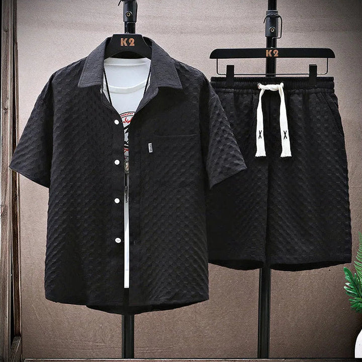 Abbigliamento uomo estivo: completo due pezzi nido d'ape, maglia e shorts perfetti per il tempo libero.