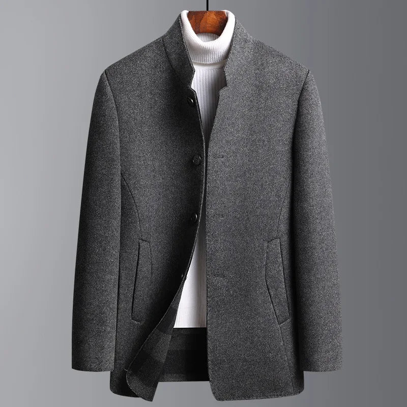 Cappotto maschile reversibile per l'inverno. Design moderno, unisce eleganza e praticità.