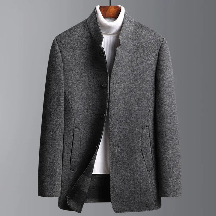 Cappotto maschile reversibile per l'inverno. Design moderno, unisce eleganza e praticità.