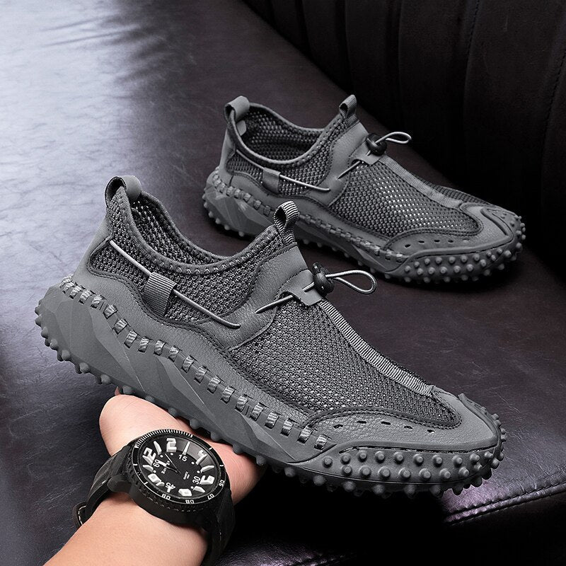 Calzature sportive uomo da trekking, offrono comfort duraturo e protezione robusta per l'escursionismo.