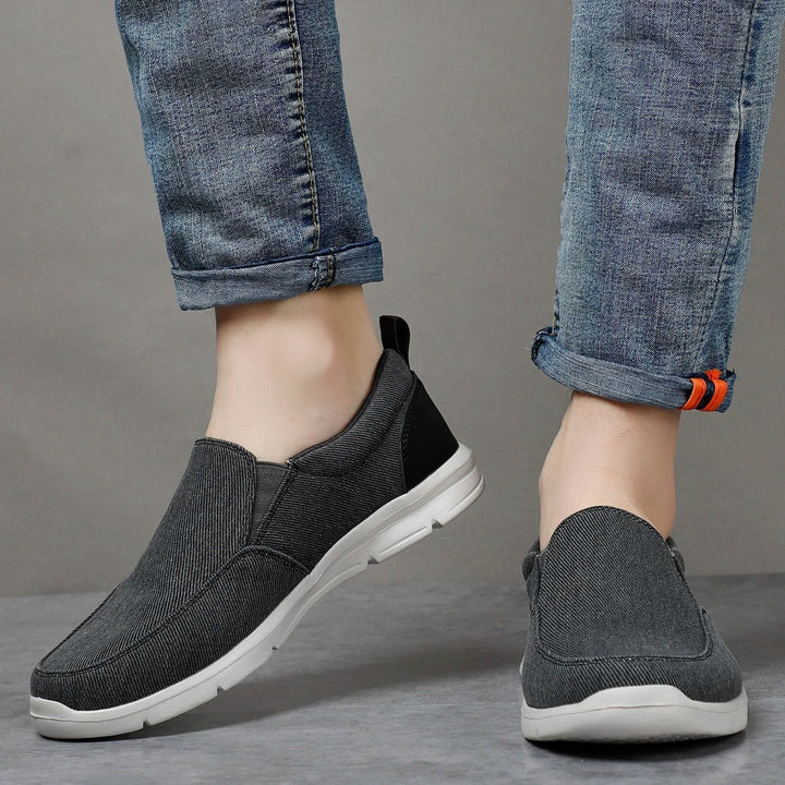 Scarpe da uomo casual, slip-on, offrono comfort ammortizzato e stile moderno.