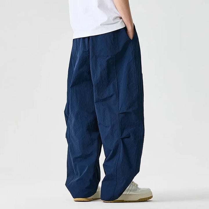 Jogger uomo a gamba larga per massimo comfort. Ideali per relax, tempo libero e abbigliamento casual.