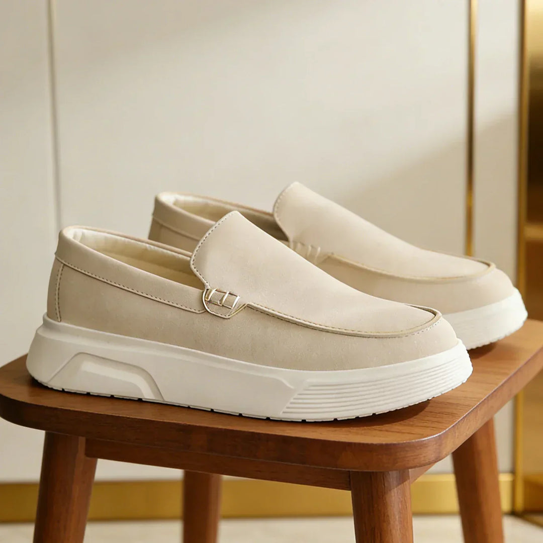 Mocassini uomo slip-on beige con comfort ortopedico e suola ammortizzata. Ideali per look casual quotidiano.