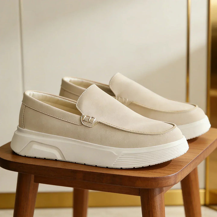 Mocassini uomo slip-on beige con comfort ortopedico e suola ammortizzata. Ideali per look casual quotidiano.