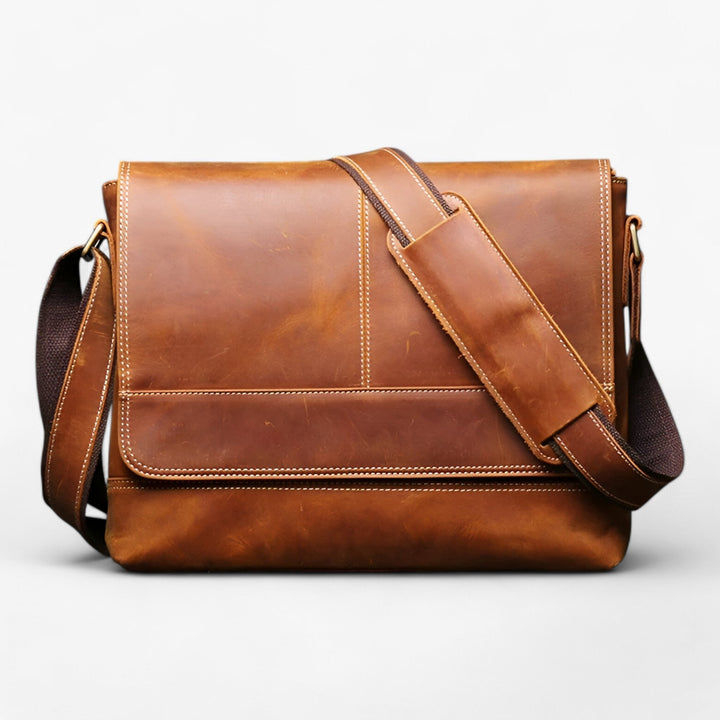 Borsa messenger unisex marrone in sintetico, ideale per uso quotidiano.