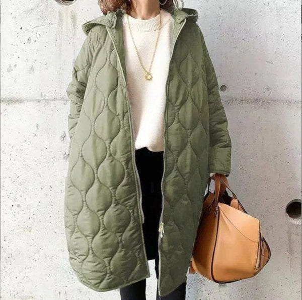 Giacca invernale trapuntata da donna con cappuccio, calda e alla moda per affrontare il freddo con stile.