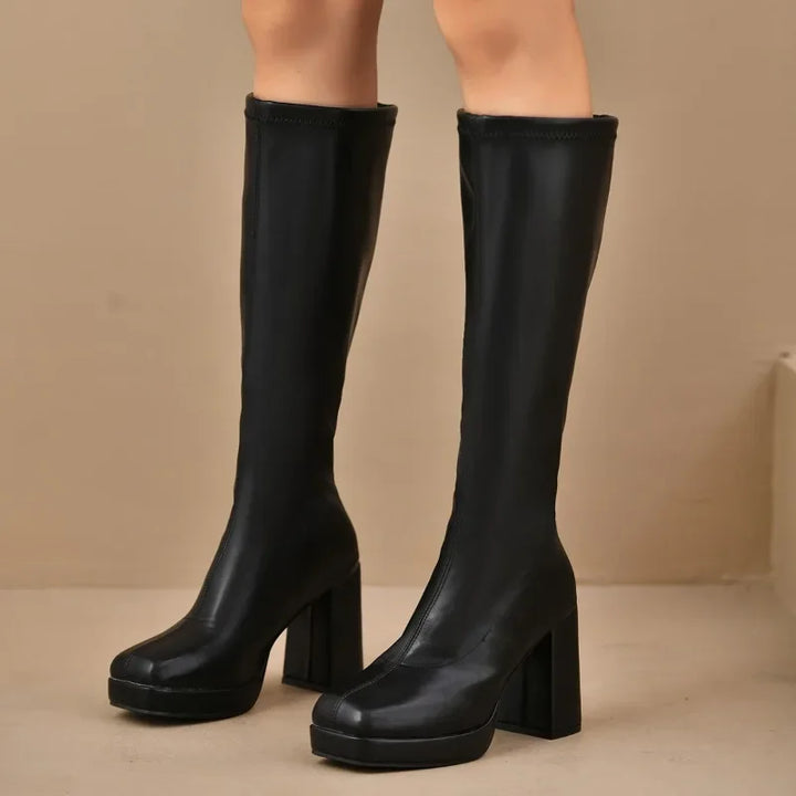 Stivali donna neri in pelle sopra ginocchio con plateau e tacco. Eleganza invernale per un look di tendenza.