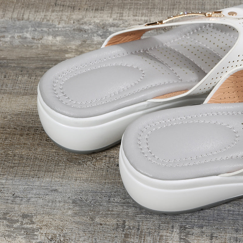 Infradito donna estive con zeppa bassa, ideali per la spiaggia e look casual primaverili.