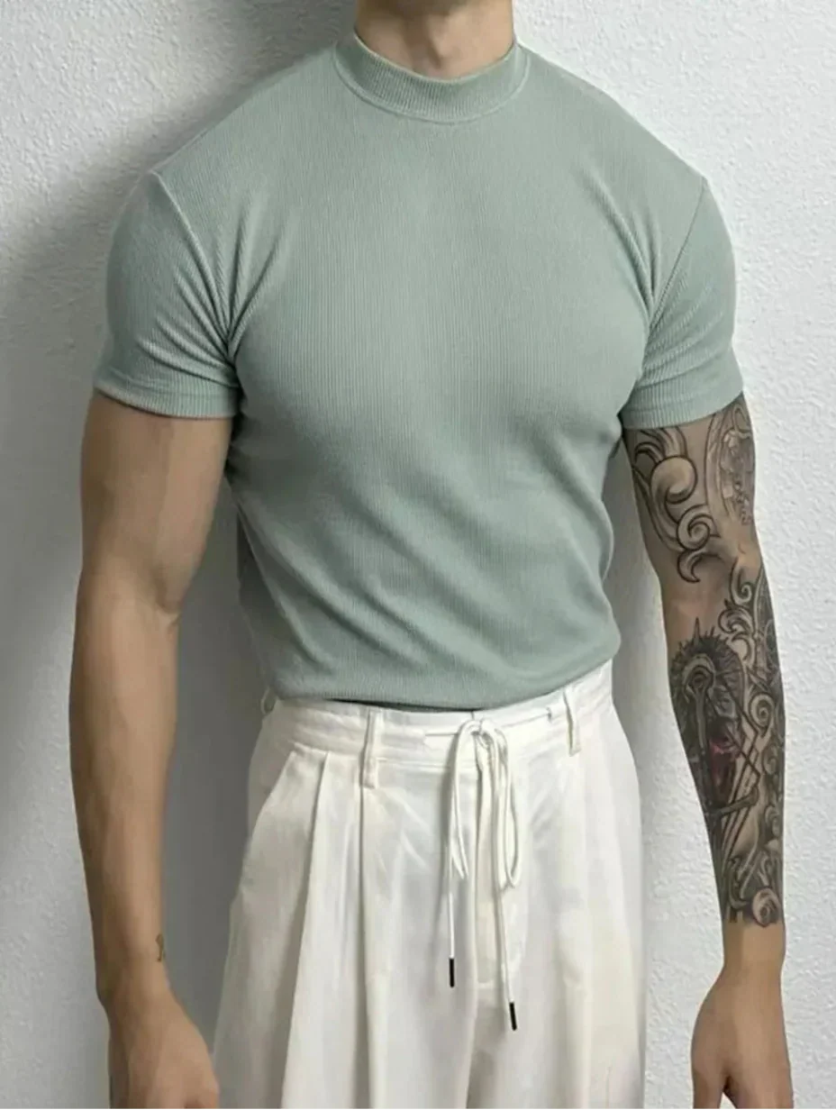 Maglietta da uomo per palestra, corsa o fitness. Slim fit, asciugatura rapida, collo mezzo alto.