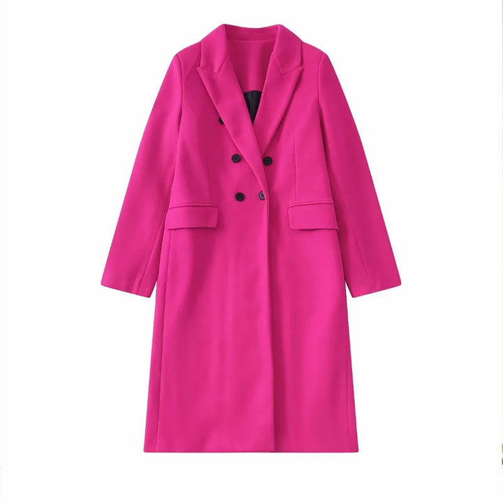 Look chic con cappotto lungo doppiopetto femminile, moda inverno versatile.