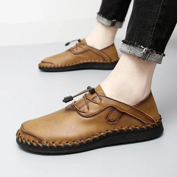 Calzature eleganti uomo per cerimonia e business. Stringate, con design raffinato e dettagli cuciti.