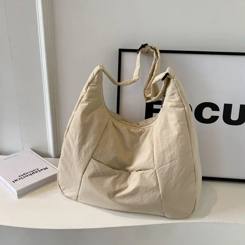 Borsa tote vintage da donna, grande capienza e design classico, unisce eleganza e praticità.