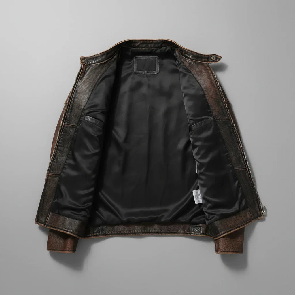 Giacca uomo casual in pelle nera stile biker. Spalle rinforzate e zip per un look deciso e funzionale.