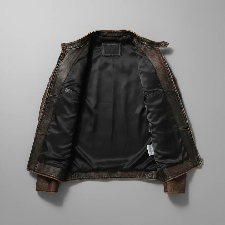 Giacca uomo casual in pelle nera stile biker. Spalle rinforzate e zip per un look deciso e funzionale.