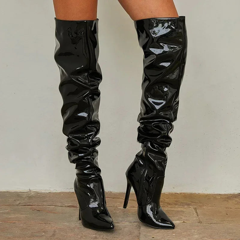 Stivali alti donna neri eleganti con tacco a spillo e punta affusolata, ideali per un look moda sofisticato.