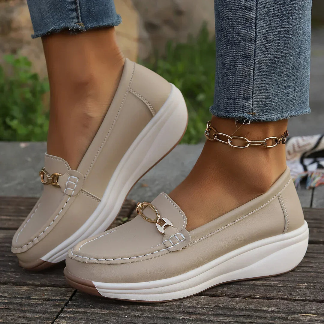 Mocassini donna eleganti color cachi con plateau. Slip-on confortevoli con raffinato dettaglio dorato, ideali per l'ufficio.