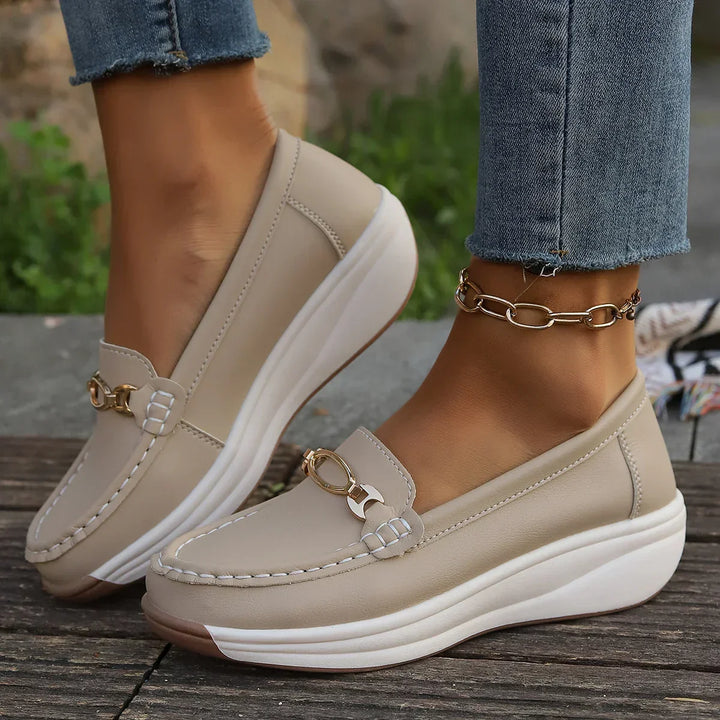 Mocassini donna eleganti color cachi con plateau. Slip-on confortevoli con raffinato dettaglio dorato, ideali per l'ufficio.