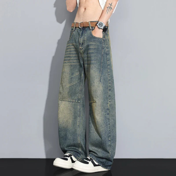 Moda maschile: jeans uomo a gamba larga stile Y2K. Pantaloni ampi blu retrò, perfetti per look streetwear casual.