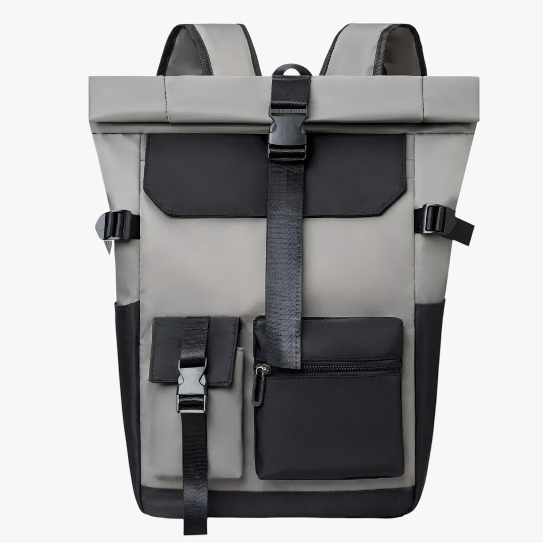 Zaino roll top uomo grigio, con tasche esterne e design robusto, perfetto per organizzare gli effetti personali.
