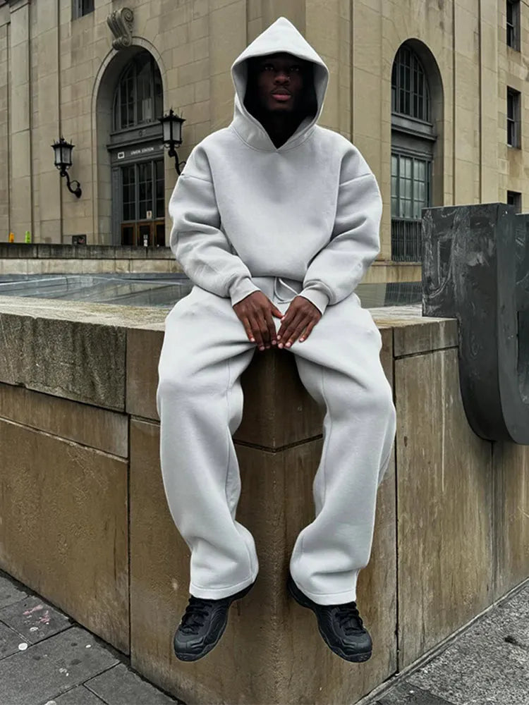Set completo uomo oversize: felpa con cappuccio e pantaloni jogger, perfetto per loungewear e sport.
