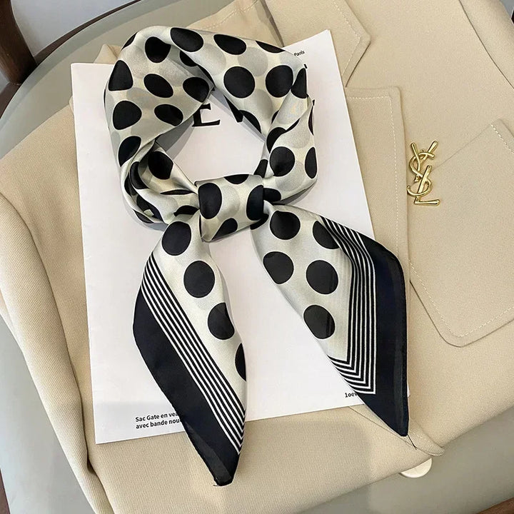 Foulard di design donna, raso lucido, stampa esclusiva, elegante e versatile.