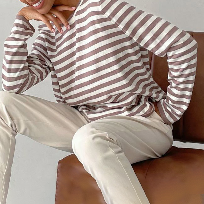 Maglione donna a righe casual e morbido, girocollo. Ideale per un look moda rilassato in inverno.