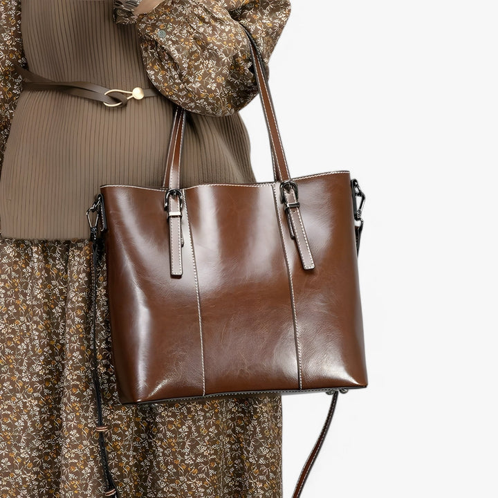Interno spazioso borsa tote donna marrone scuro, ideale per organizzare accessori. Eleganza e praticità.