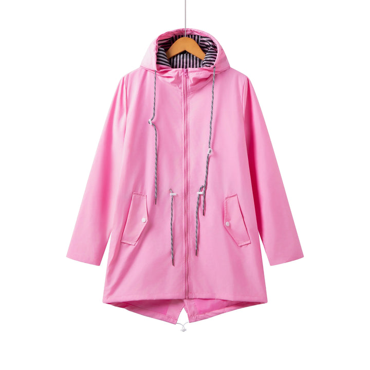 Trench impermeabile donna con cappuccio, un capo versatile che unisce protezione dalla pioggia e stile casual.