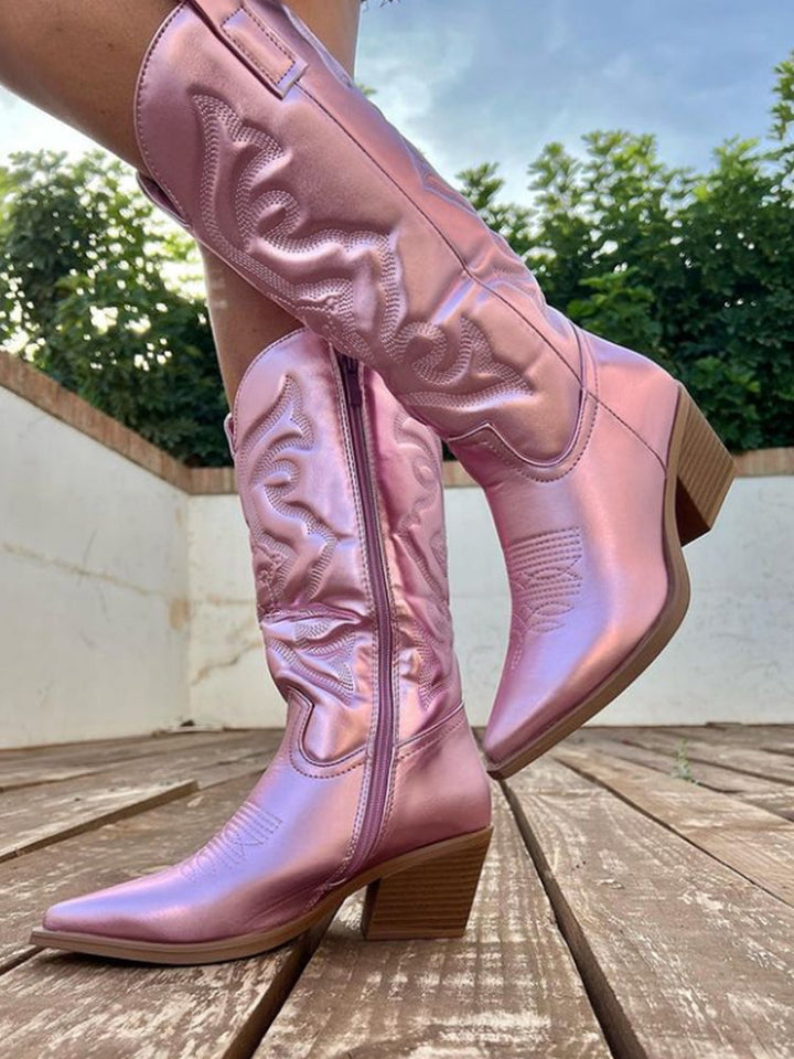 Stivali western metallizzati da donna, ideali per look casual chic o feste con stile.
